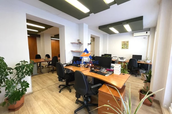 JEPET ZYRE ME QERA 120M2 