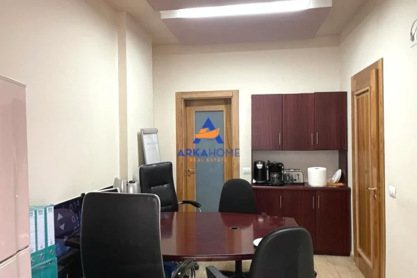 JEPET ZYRE ME QERA 120M2 