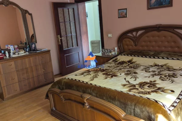 SHITET VILE 3 KATE "PRANE RRUGES ROBERT NACI ,HARRY FULTZ" 515000 EURO