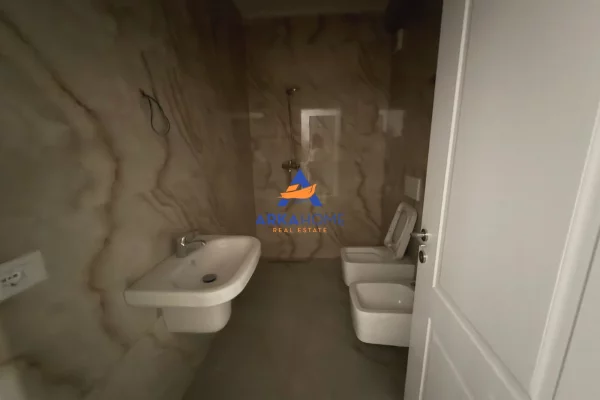 Shtepi me qera Apartament ne Tirane, 2+1, Mobilimi Bosh, pa mobiluar, Pagesa 370  Euro.