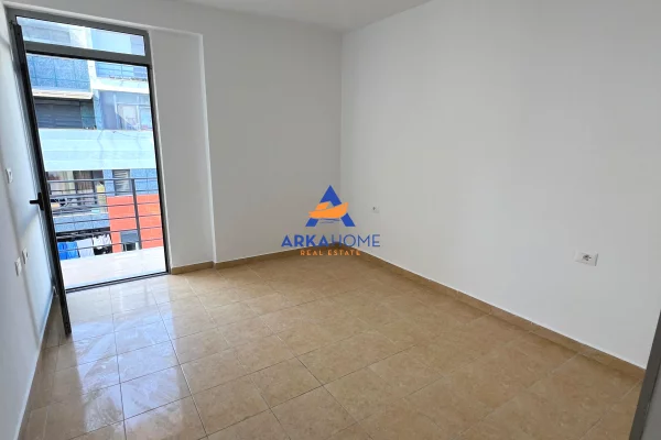 Shtepi ne shitje Apartament ne Tirane, 1+1, Mobilimi Bosh, pa mobiluar, Pagesa 126,000  Euro.