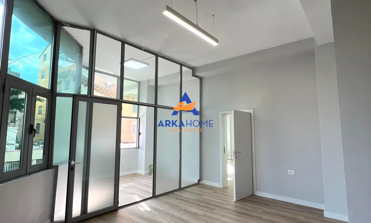 JEPET AMBJENT ME QERA 123M2 "KOMUNA E PARISIT" 1600 EURO