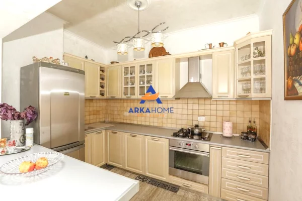 Shtepi me qera Apartament ne Tirane, 3+1, Mobilimi E mobiluar, Pagesa 1,200  Euro.