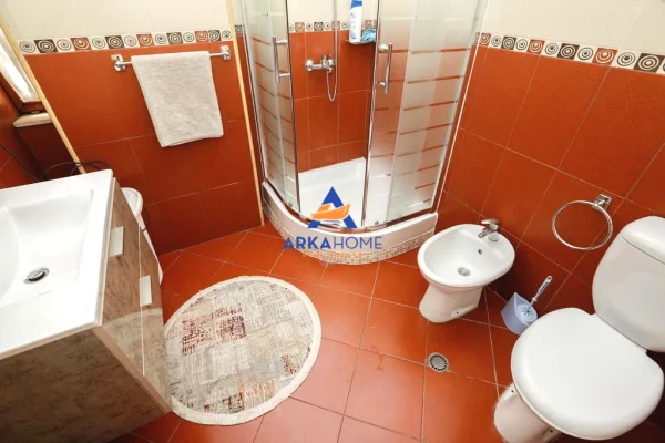 Shtepi me qera Apartament ne Tirane, 3+1, Mobilimi E mobiluar, Pagesa 1,200  Euro.