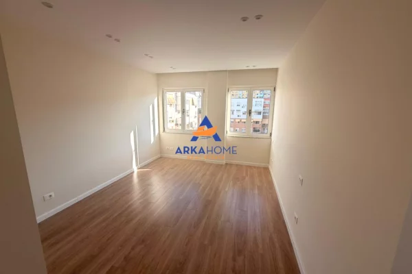 Shtepi ne shitje Apartament ne Tirane, 1+1, Mobilimi Bosh, pa mobiluar, Pagesa 180,000  Euro.