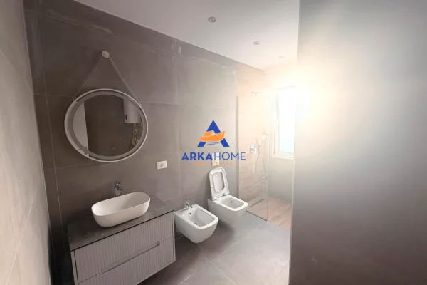 Shtepi ne shitje Apartament ne Tirane, 1+1, Mobilimi Bosh, pa mobiluar, Pagesa 180,000  Euro.