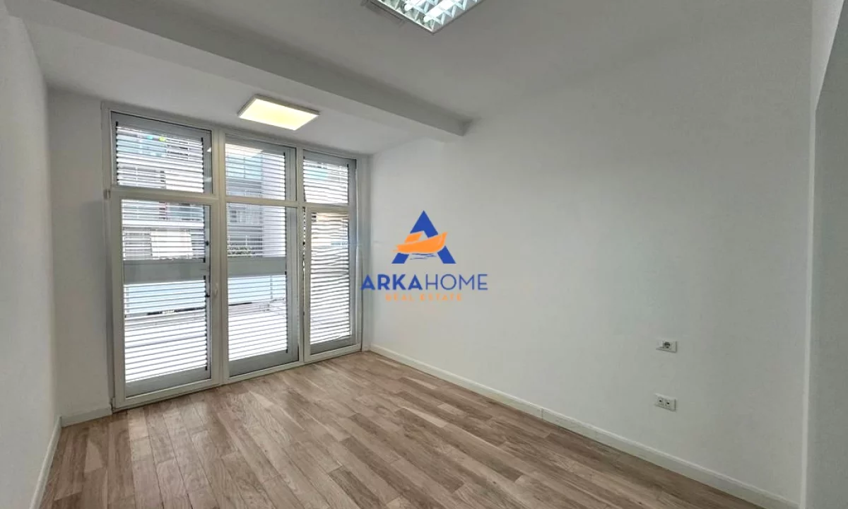 JEPET AMBJENT ZYRASH ME QERA 270M2 "KIKA 2, KOMUNA E PARISIT" 4000 EURO BRUTO