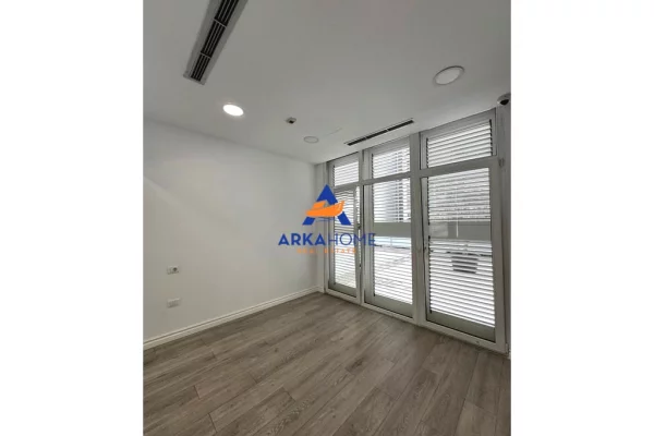 JEPET AMBJENT ZYRASH ME QERA 270M2 "KIKA 2, KOMUNA E PARISIT" 4000 EURO BRUTO