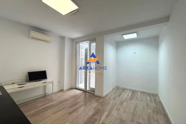 JEPET AMBJENT ZYRASH ME QERA 270M2 "KIKA 2, KOMUNA E PARISIT" 4000 EURO BRUTO