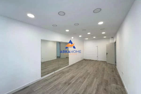 JEPET AMBJENT ZYRASH ME QERA 270M2 "KIKA 2, KOMUNA E PARISIT" 4000 EURO BRUTO