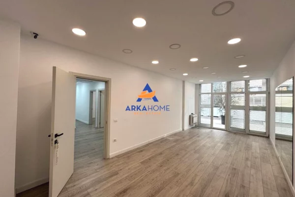 JEPET AMBJENT ZYRASH ME QERA 270M2 "KIKA 2, KOMUNA E PARISIT" 4000 EURO BRUTO