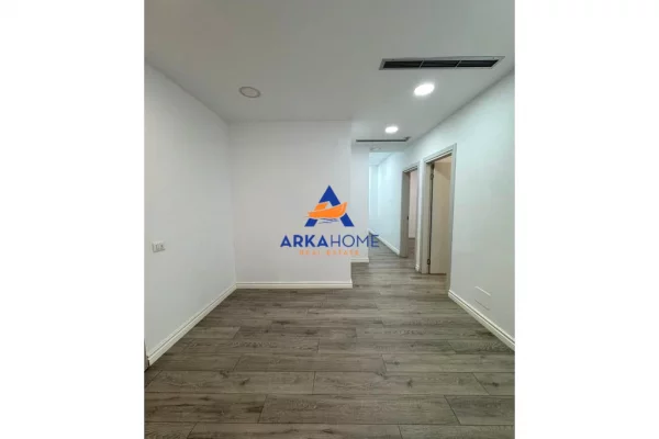 JEPET AMBJENT ZYRASH ME QERA 270M2 "KIKA 2, KOMUNA E PARISIT" 4000 EURO BRUTO