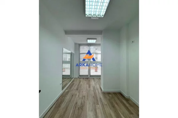 JEPET AMBJENT ZYRASH ME QERA 270M2 "KIKA 2, KOMUNA E PARISIT" 4000 EURO BRUTO