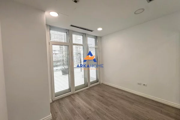 JEPET AMBJENT ZYRASH ME QERA 270M2 "KIKA 2, KOMUNA E PARISIT" 4000 EURO BRUTO