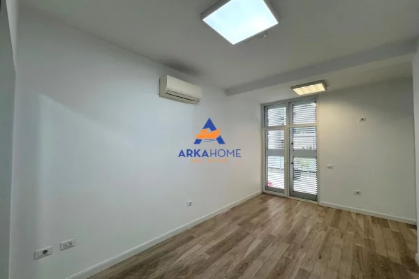 JEPET AMBJENT ZYRASH ME QERA 270M2 "KIKA 2, KOMUNA E PARISIT" 4000 EURO BRUTO