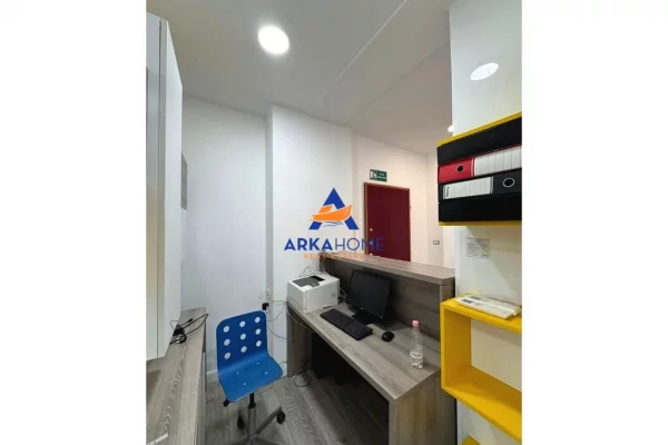 JEPET AMBJENT ZYRASH ME QERA 270M2 "KIKA 2, KOMUNA E PARISIT" 4000 EURO BRUTO