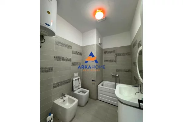 JEPET AMBJENT ZYRASH ME QERA 270M2 "KIKA 2, KOMUNA E PARISIT" 4000 EURO BRUTO