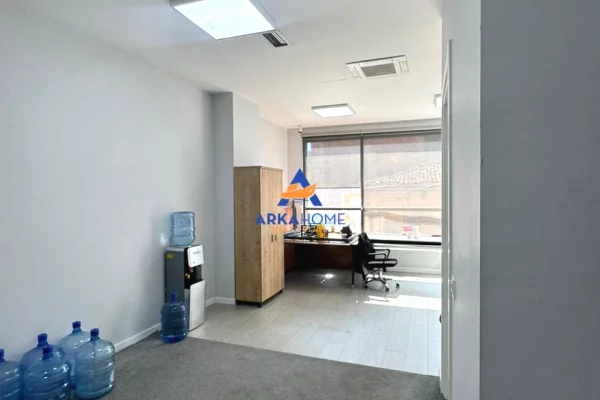 JEPET ZYRE ME QERA 405M2 "RRUGA HOXHA TAHSIN" 5300 EURO