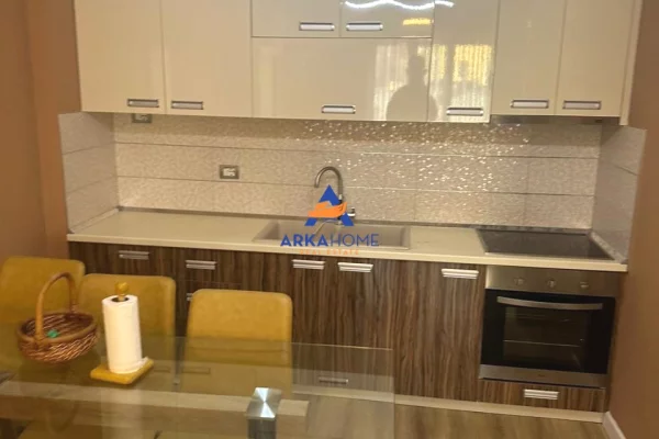 Shtepi me qera Apartament ne Tirane, 2+1, Mobilimi E mobiluar, Pagesa 700  Euro.