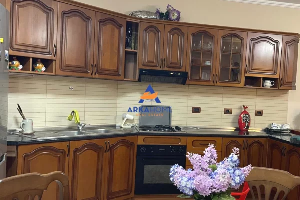 Shtepi me qera Apartament ne Tirane, 2+1, Mobilimi E mobiluar, Pagesa 629  Euro.