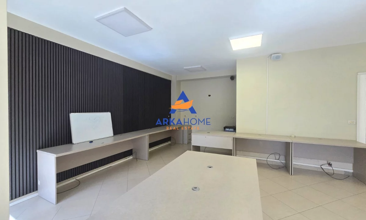 JEPET ME QERA AMBIENT PER ZYRA 140M2 "ZONA E STACIONIT TE VJETER TE TRENIT, RRUGA KARL GEGA" 110000 