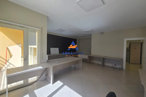 JEPET ME QERA AMBIENT PER ZYRA 140M2 "ZONA E STACIONIT TE VJETER TE TRENIT, RRUGA KARL GEGA" 110000 