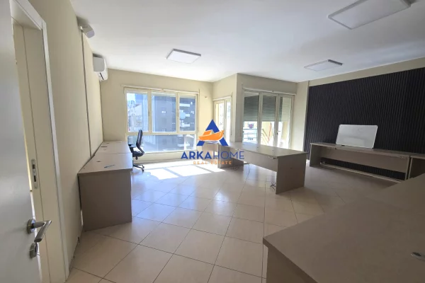 JEPET ME QERA AMBIENT PER ZYRA 140M2 "ZONA E STACIONIT TE VJETER TE TRENIT, RRUGA KARL GEGA" 110000 