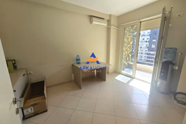 JEPET ME QERA AMBIENT PER ZYRA 140M2 "ZONA E STACIONIT TE VJETER TE TRENIT, RRUGA KARL GEGA" 110000 