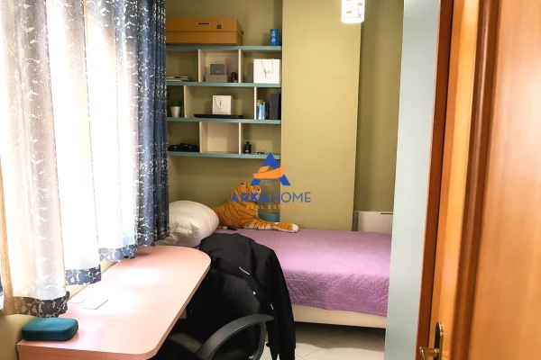 Shtepi ne shitje Apartament ne Tirane, 2+1, Mobilimi E mobiluar, Pagesa 160,680  Euro.