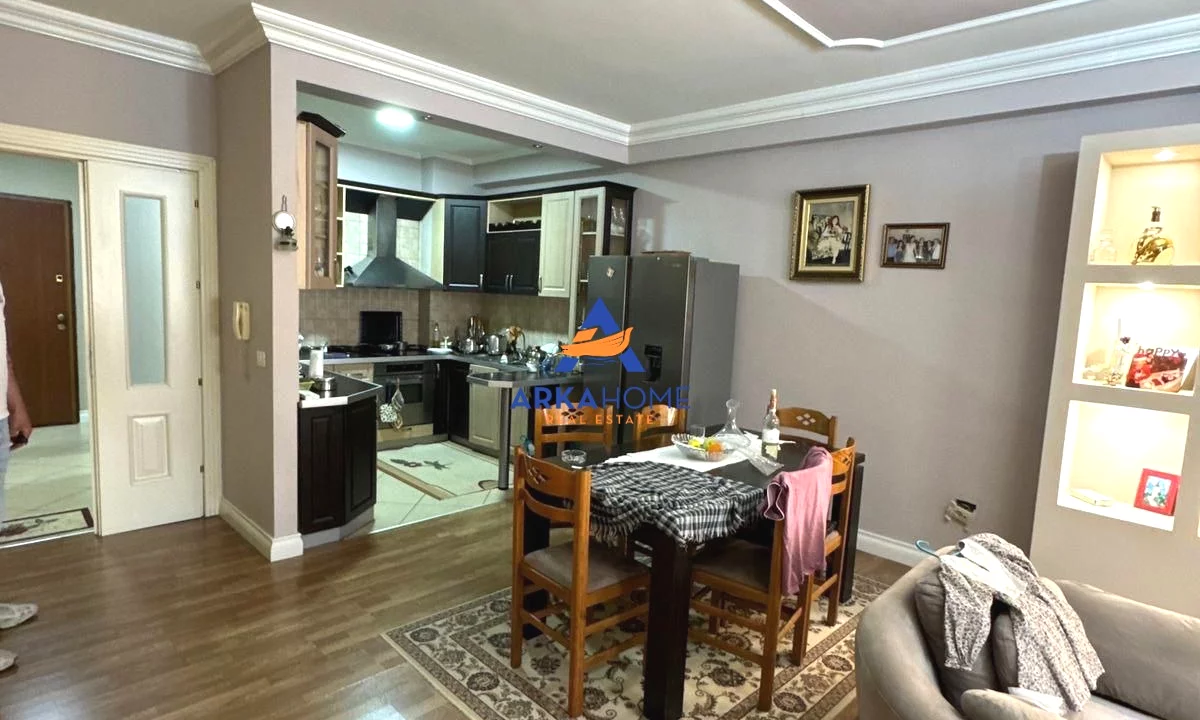 Shtepi ne shitje Apartament ne Tirane, 3+1, Mobilimi E mobiluar, Pagesa 242,000  Euro.