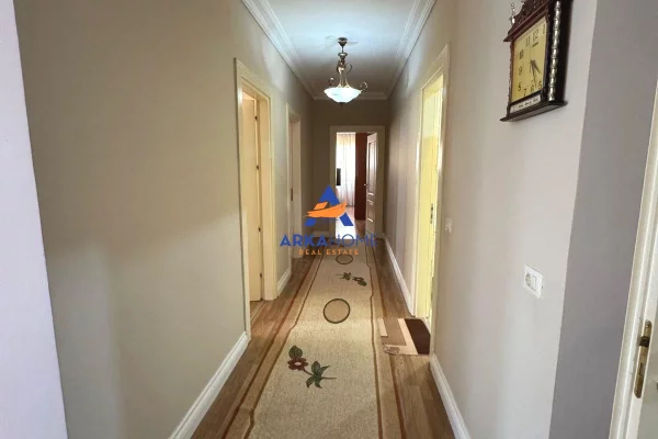 Shtepi ne shitje Apartament ne Tirane, 3+1, Mobilimi E mobiluar, Pagesa 242,000  Euro.