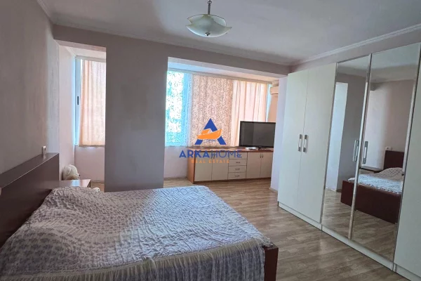 Shtepi ne shitje Apartament ne Tirane, 3+1, Mobilimi E mobiluar, Pagesa 242,000  Euro.