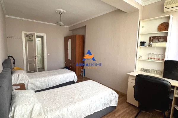 Shtepi ne shitje Apartament ne Tirane, 3+1, Mobilimi E mobiluar, Pagesa 242,000  Euro.