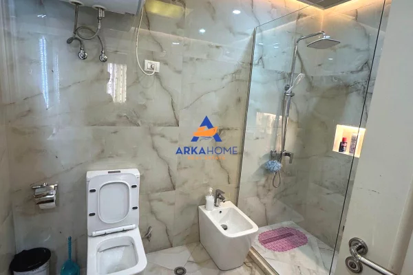 Shtepi ne shitje Apartament ne Tirane, 3+1, Mobilimi E mobiluar, Pagesa 242,000  Euro.