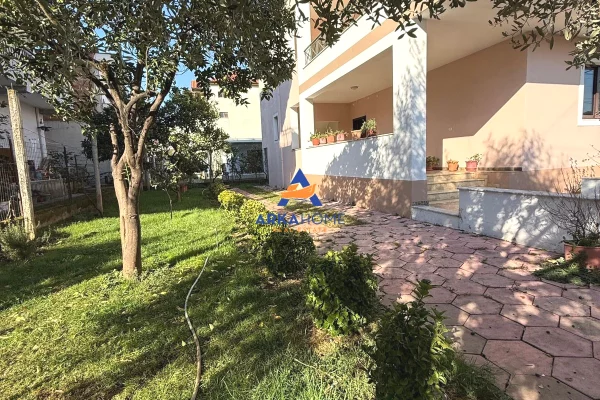 Shtepi me qera Shtepi Private ne Tirane, 3+1, Mobilimi E mobiluar, Pagesa 900  Euro.