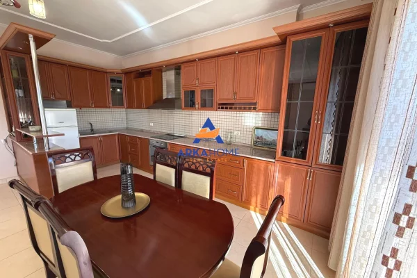 Shtepi me qera Shtepi Private ne Tirane, 3+1, Mobilimi E mobiluar, Pagesa 900  Euro.