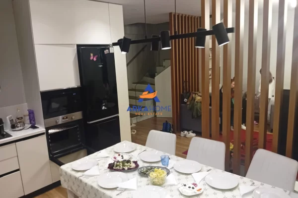 Shtepi me qera Apartament ne Tirane, 3+1, Mobilimi E mobiluar, Pagesa 1,000  Euro.