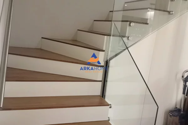 Shtepi me qera Apartament ne Tirane, 3+1, Mobilimi E mobiluar, Pagesa 1,000  Euro.