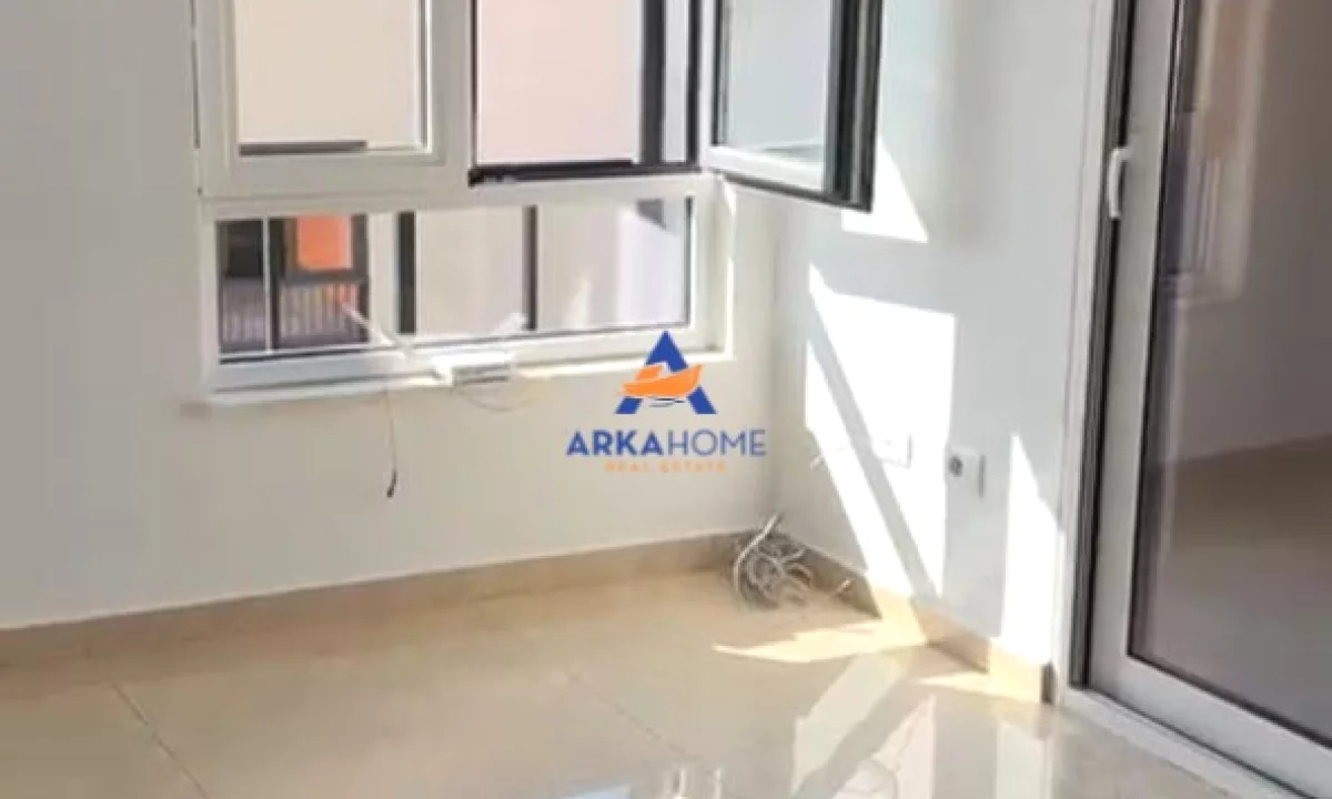 AMBJENT PER ZYRA ME QERA 105 M2 " TREGU CAM " 1100 EURO