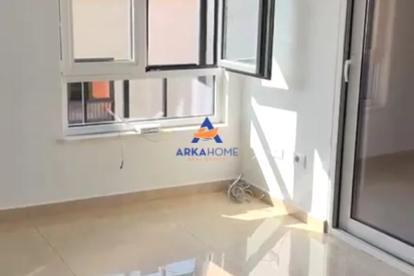 AMBJENT PER ZYRA ME QERA 105 M2 " TREGU CAM " 1100 EURO