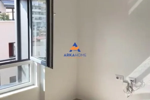 AMBJENT PER ZYRA ME QERA 105 M2 " TREGU CAM " 1100 EURO