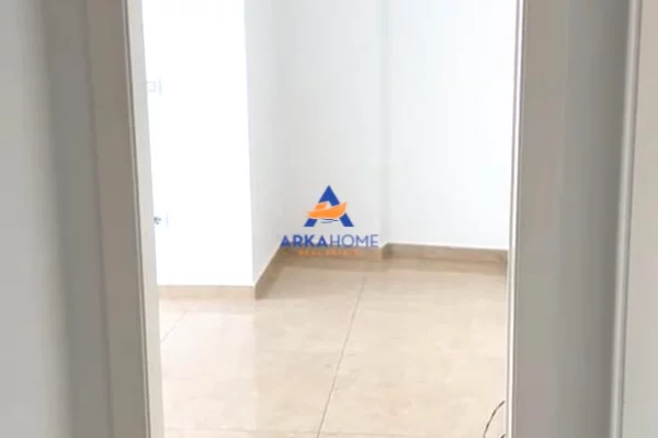 AMBJENT PER ZYRA ME QERA 105 M2 " TREGU CAM " 1100 EURO