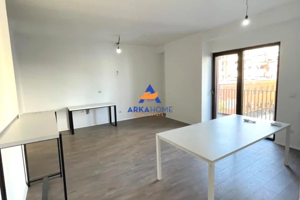 JEPET ZYRE ME QERA 105M2 "RRUGA E KAVAJES" 120.000 LEKE