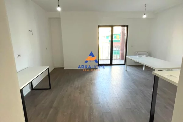 JEPET ZYRE ME QERA 105M2 "RRUGA E KAVAJES" 120.000 LEKE