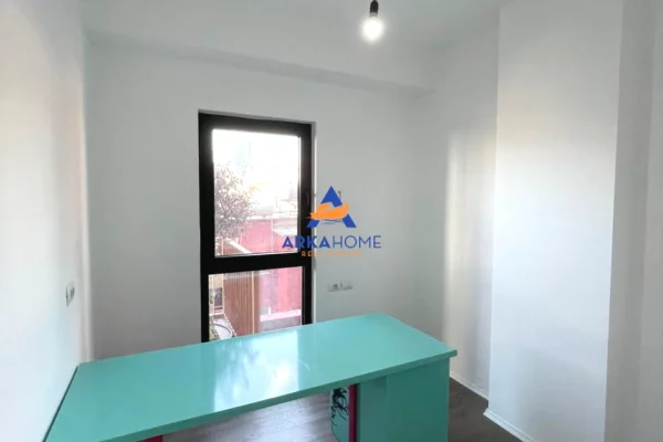 JEPET ZYRE ME QERA 105M2 "RRUGA E KAVAJES" 120.000 LEKE