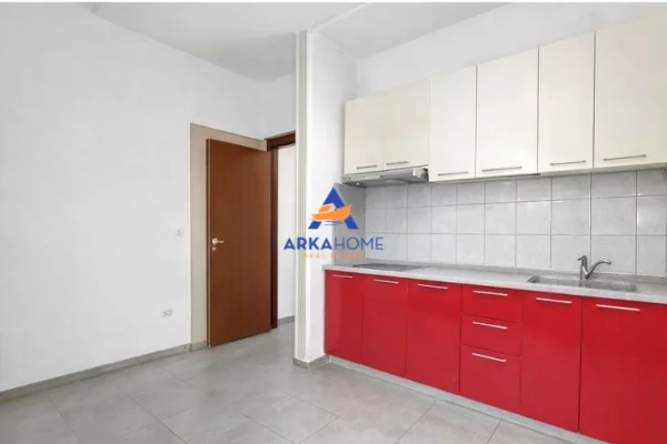 Shtepi ne shitje Apartament ne Tirane, 1+1, Mobilimi Pjeserisht e mobiluar, Pagesa 136,554  Euro.
