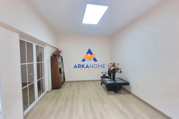 JEPET ME QERA AMBIENT BIZNESI 55M2 "MINE PEZA" 850 EURO