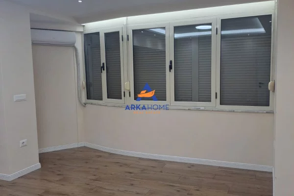 JEPET ME QERA ZYRE 80M2 "9 KATESHET, KULLA 2" 900 EURO