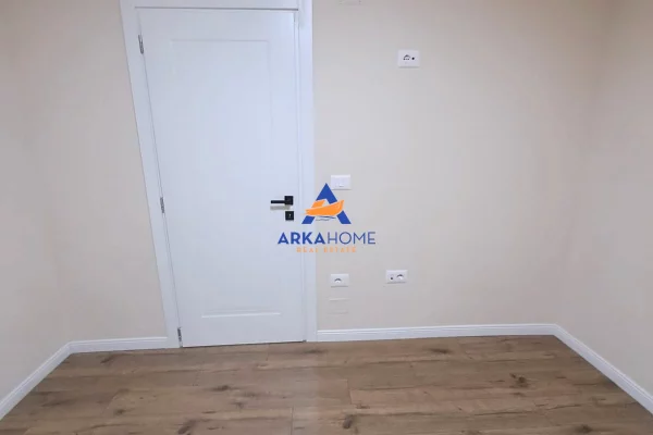 JEPET ME QERA ZYRE 80M2 "9 KATESHET, KULLA 2" 900 EURO