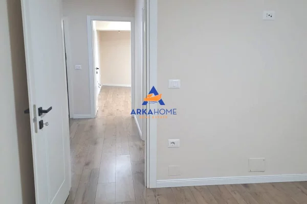 JEPET ME QERA ZYRE 80M2 "9 KATESHET, KULLA 2" 900 EURO